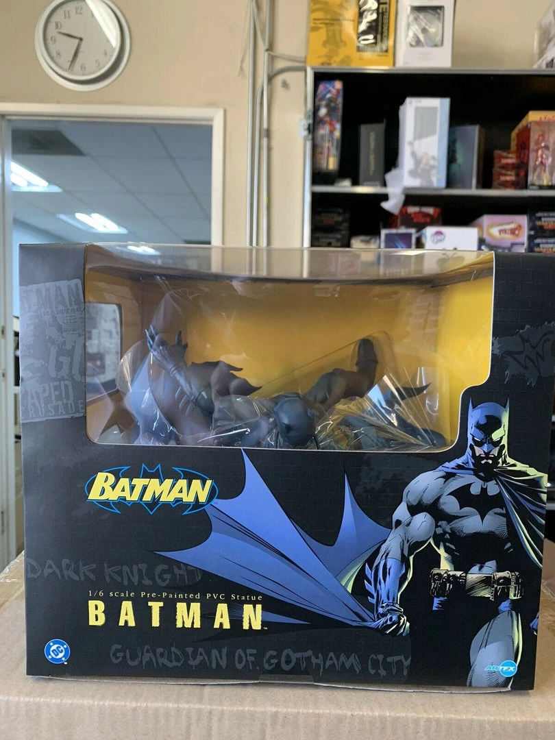DC Comics KOTOBUKIYA ARTFX 1/6 Scale Pre-Painted PVC Batman Statue Blue Edition 9 DC Comics KOTOBUKIYA ARTFX 1/6 Scale Pre-Painted PVC Batman Statue Blue Edition