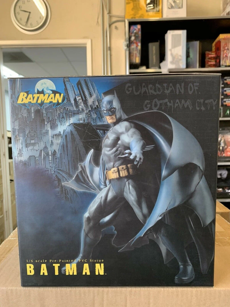 DC Comics KOTOBUKIYA ARTFX 1/6 Scale Pre-Painted PVC Batman Statue Blue Edition 7 DC Comics KOTOBUKIYA ARTFX 1/6 Scale Pre-Painted PVC Batman Statue Blue Edition